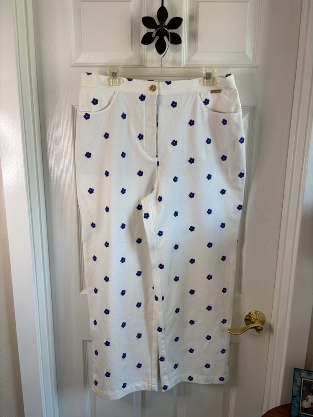 St. John Sport by Marie Gray White Floral Women's Cropped Jeans Est. size 14 EUC